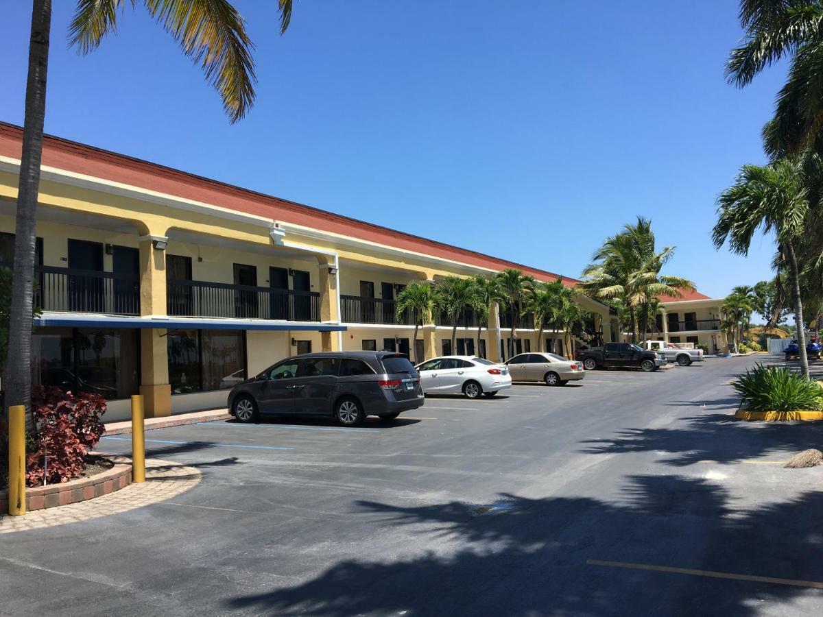 Days Inn By Wyndham Florida City Bagian luar foto